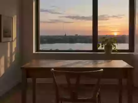Ein leerer, aufgeräumter Arbeitsplatz in der Abenddämmerung mit weichem Licht, das durch ein Fenster fällt. - Foto: über boerse-global.de