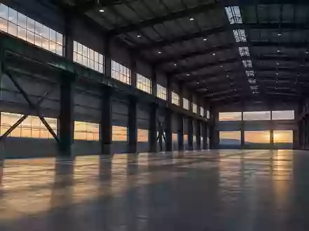 Eine weitläufige, leere Industriehalle mit hohen Stahlträgern und einfallendem Tageslicht, die die Größe der US-Industrie verdeutlicht. - Foto: über boerse-global.de