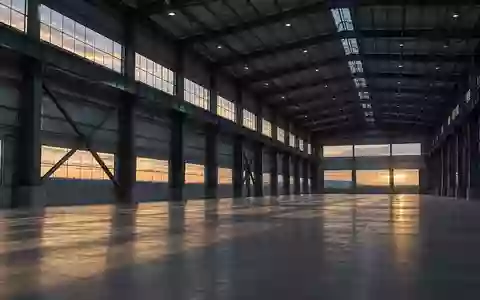 Eine weitläufige, leere Industriehalle mit hohen Stahlträgern und einfallendem Tageslicht, die die Größe der US-Industrie verdeutlicht. - Foto: über boerse-global.de