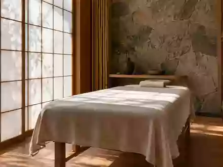 Minimalistischer Behandlungsraum in einer Praxis für traditionelle chinesische Medizin mit einer leeren Massageliege. - Foto: über boerse-global.de