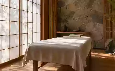 Minimalistischer Behandlungsraum in einer Praxis für traditionelle chinesische Medizin mit einer leeren Massageliege. - Foto: über boerse-global.de