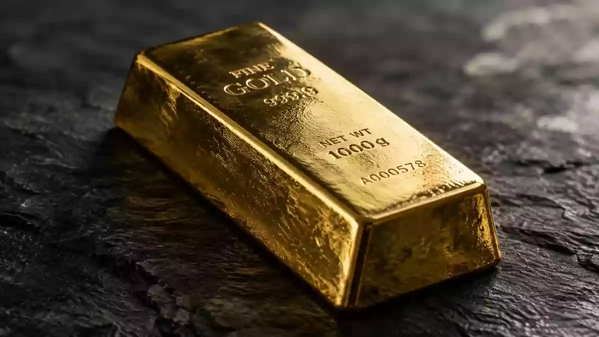 Ein einzelner Goldbarren auf einer dunklen Schieferplatte bei gedimmtem, natürlichem Licht. Illustration mit AI erstellt.