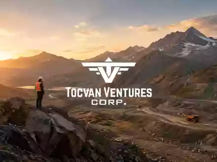 Geologische Gesteinsschichten und eine raue Bergbaulandschaft bei Sonnenuntergang. - Foto: über boerse-global.de