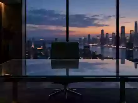 Ein minimalistischer, unbesetzter Schreibtisch in einem modern eingerichteten Büro bei Dämmerung. - Foto: über boerse-global.de
