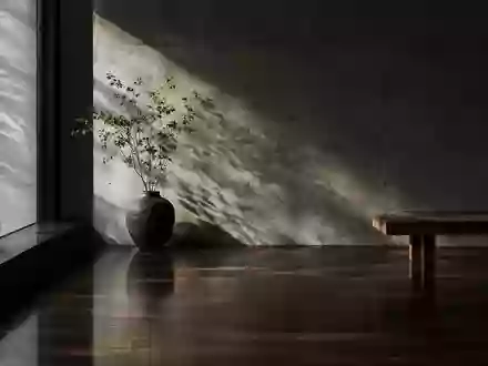 Minimalistisches Interieur mit tiefen Schatten und natürlichem Licht, das eine architektonische Textur betont. - Foto: über boerse-global.de