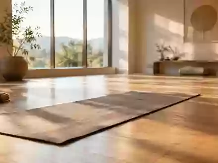 Ein heller, minimalistischer Yogaraum mit Holzboden und einer einzelnen, ausgerollten Yogamatte im sanften Morgenlicht. - Foto: über boerse-global.de
