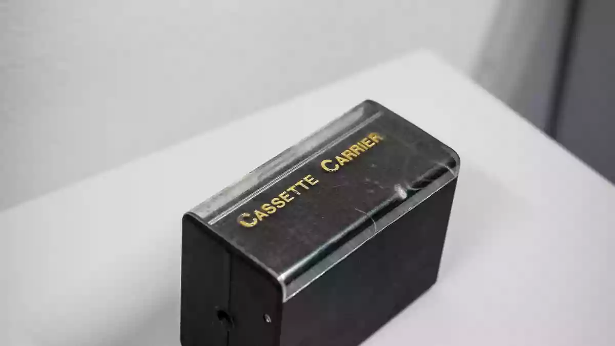 In dieser Kassettenbox bewahrte ein türkisches Ehepaar sogenannte Hörbriefe auf, die ihre zunächst in der Türkei bei Verwandten zurückgebliebene Tochter für sie eingesprochen hatte.  - Bild: Christian Knieps/dpa