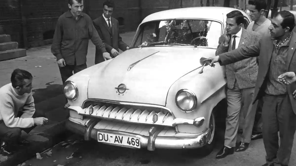 Türkische «Gastarbeiter» bewundern 1962 im Ruhrgebiet den Wagen eines Landsmanns (Archivbild). - Bild: picture alliance / dpa