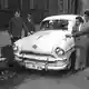 Türkische «Gastarbeiter» bewundern 1962 im Ruhrgebiet den Wagen eines Landsmanns (Archivbild). - Bild: picture alliance / dpa
