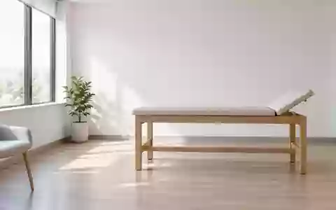 Ein minimalistisch eingerichtetes, helles Behandlungszimmer in einer Arztpraxis mit einem leeren Untersuchungstisch. - Foto: über boerse-global.de