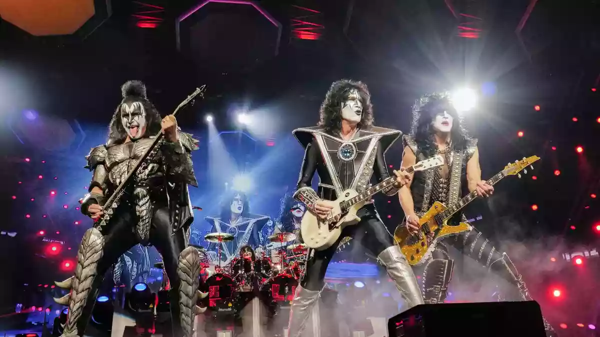 Gene Simmons, Tommy Thayer und Paul Stanley (von links nach rechts) von Kiss beim finalen Konzert der «End of the Road»-Tournee im Madison Square Garden 2023. Aufgelöst hat sich die Band laut Thayer nie. (Archivbild) - Bild: Evan Agostini/Invision/AP/dpa