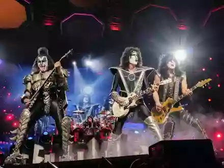 Gene Simmons, Tommy Thayer und Paul Stanley (von links nach rechts) von Kiss beim finalen Konzert der «End of the Road»-Tournee im Madison Square Garden 2023. Aufgelöst hat sich die Band laut Thayer nie. (Archivbild) - Foto: Evan Agostini/Invision/AP/dpa