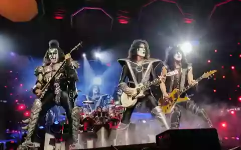 Gene Simmons, Tommy Thayer und Paul Stanley (von links nach rechts) von Kiss beim finalen Konzert der «End of the Road»-Tournee im Madison Square Garden 2023. Aufgelöst hat sich die Band laut Thayer nie. (Archivbild) - Foto: Evan Agostini/Invision/AP/dpa