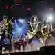 Gene Simmons, Tommy Thayer und Paul Stanley (von links nach rechts) von Kiss beim finalen Konzert der «End of the Road»-Tournee im Madison Square Garden 2023. Aufgelöst hat sich die Band laut Thayer nie. (Archivbild) - Bild: Evan Agostini/Invision/AP/dpa