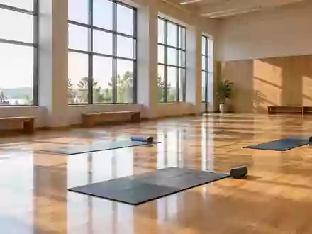 Ein heller, leerer Gymnastikraum mit Holzboden und Yoga-Matten in einer ruhigen, lichtdurchfluteten Umgebung. - Foto: über boerse-global.de