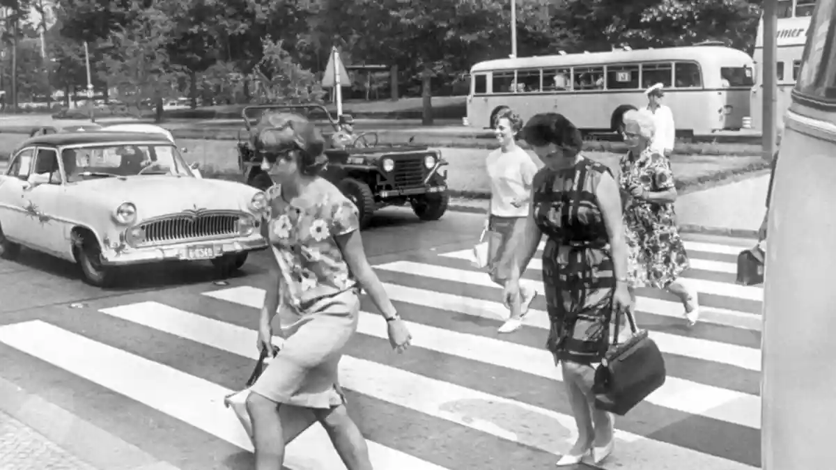 Fußgänger überqueren in der Berliner Innenstadt im Juni 1964 einen Zebrastreifen. (Archivfoto) - Bild: Konrad Giehr/dpa