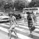 Fußgänger überqueren in der Berliner Innenstadt im Juni 1964 einen Zebrastreifen. (Archivfoto) - Bild: Konrad Giehr/dpa
