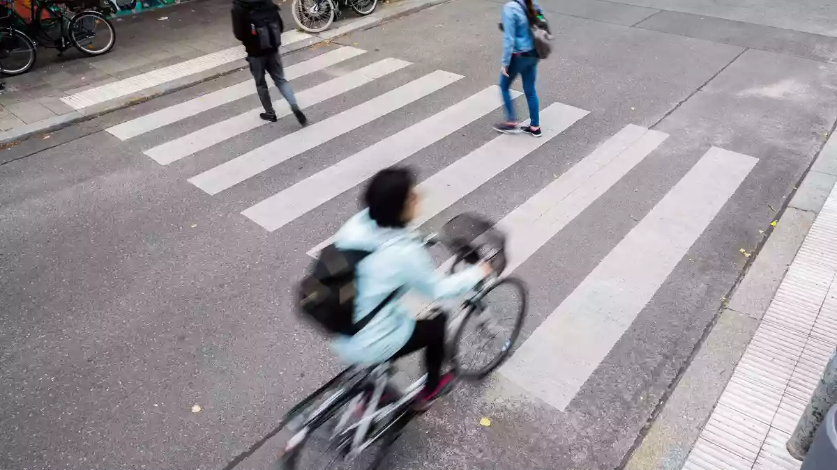 Fußgänger haben auf dem Zebrastreifen zwar in der Regel Vorrang, Blickkontakt mit Rad- oder Autofahrern schadet aber nicht. (Archivfoto) - Bild: Christoph Soeder/dpa