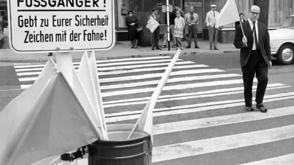 Als die Bundesrepublik 1953 den Fußgängerüberweg in die Straßenverkehrsordnung aufnahm, hieß der Zebrastreifen im Amtsdeutschen «Dickstrichkette». (Archivbild) - Bild: Heinz Ducklau/dpa