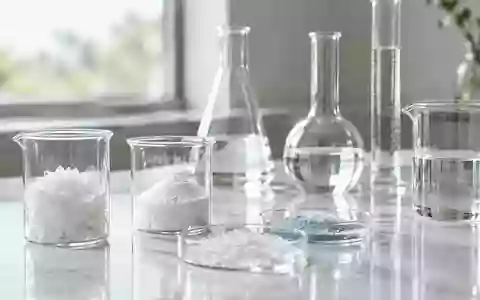 Laborausrüstung mit Glasbechern und wissenschaftlichen Utensilien in einer hellen, minimalistischen Umgebung. - Foto: über boerse-global.de