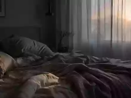 Ein ungemachtes Bett in einem ruhig beleuchteten Schlafzimmer im morgendlichen Licht. - Foto: über boerse-global.de