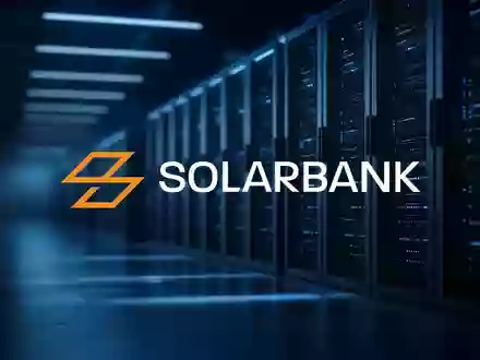 Moderne Serverräume in einem Rechenzentrum mit blauer Beleuchtung als Symbol für digitale Infrastruktur - Foto: über boerse-global.de