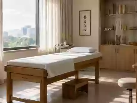 Ein heller, minimalistischer Behandlungsraum in einer modernen Klinik mit einer hölzernen Untersuchungsliege und natürlichem Licht. - Foto: über boerse-global.de