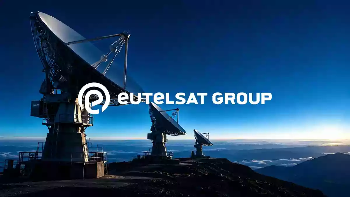 Hochmoderne Satellitenkommunikation im Weltraum vor einem atmosphärischen Horizont Illustration mit AI erstellt.