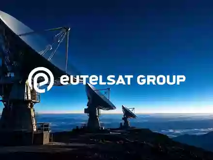 Hochmoderne Satellitenkommunikation im Weltraum vor einem atmosphärischen Horizont - Foto: über boerse-global.de