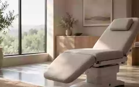 Ein minimalistischer, leerer Behandlungsraum in einer modernen Klinik mit natürlichem Lichteinfall. - Foto: über boerse-global.de