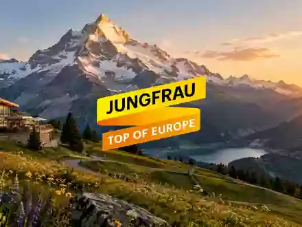 Majestätisches Bergpanorama bei Sonnenaufgang, symbolisch für touristische Infrastruktur und Investitionen. - Foto: über boerse-global.de