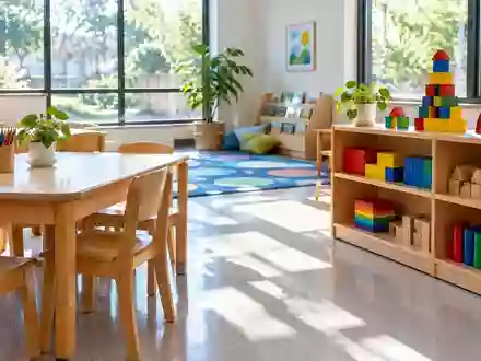 Ein heller, moderner Gruppenraum in einer Kindertagesstätte mit Holzmöbeln und Spielzeug in einer ruhigen, ordentlichen Umgebung. - Foto: über boerse-global.de