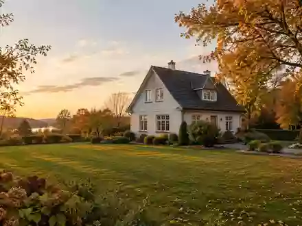 Ein einzelnes Wohnhaus in einem gepflegten Garten während der goldenen Stunde als Symbol für Immobilienvermögen. - Foto: über boerse-global.de