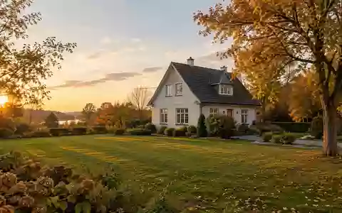 Ein einzelnes Wohnhaus in einem gepflegten Garten während der goldenen Stunde als Symbol für Immobilienvermögen. - Foto: über boerse-global.de