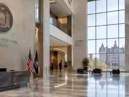 Ein heller, minimalistischer Flur in einem Regierungsgebäude mit klaren architektonischen Linien und natürlichem Lichteinfall. - Foto: über boerse-global.de