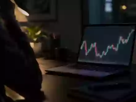 Ein moderner Schreibtisch mit einem Laptop in einem abgedunkelten Raum, symbolisch für die aktuelle Marktsituation. - Foto: über boerse-global.de