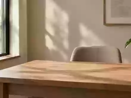 Ein minimalistischer Arbeitsbereich mit einem Holztisch und natürlichem Licht, frei von technischen Geräten. - Foto: über boerse-global.de