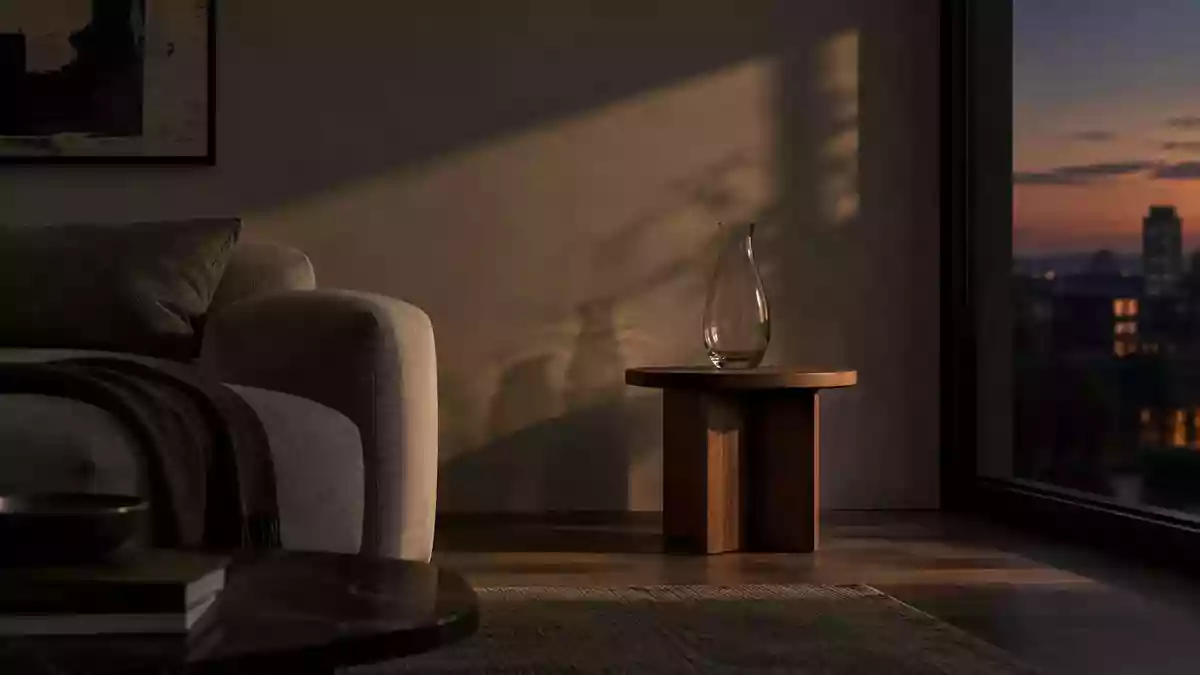Ein minimalistisch eingerichtetes Wohnzimmer im Dämmerlicht mit einem leeren Glas auf einem Holztisch. Illustration mit AI erstellt.