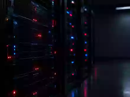Dunkle Server-Infrastruktur mit dezenten Lichtsignalen als Symbol für versteckte digitale Sicherheitsrisiken. - Foto: über boerse-global.de