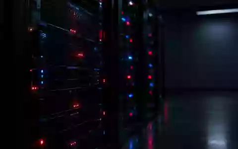 Dunkle Server-Infrastruktur mit dezenten Lichtsignalen als Symbol für versteckte digitale Sicherheitsrisiken. - Foto: über boerse-global.de