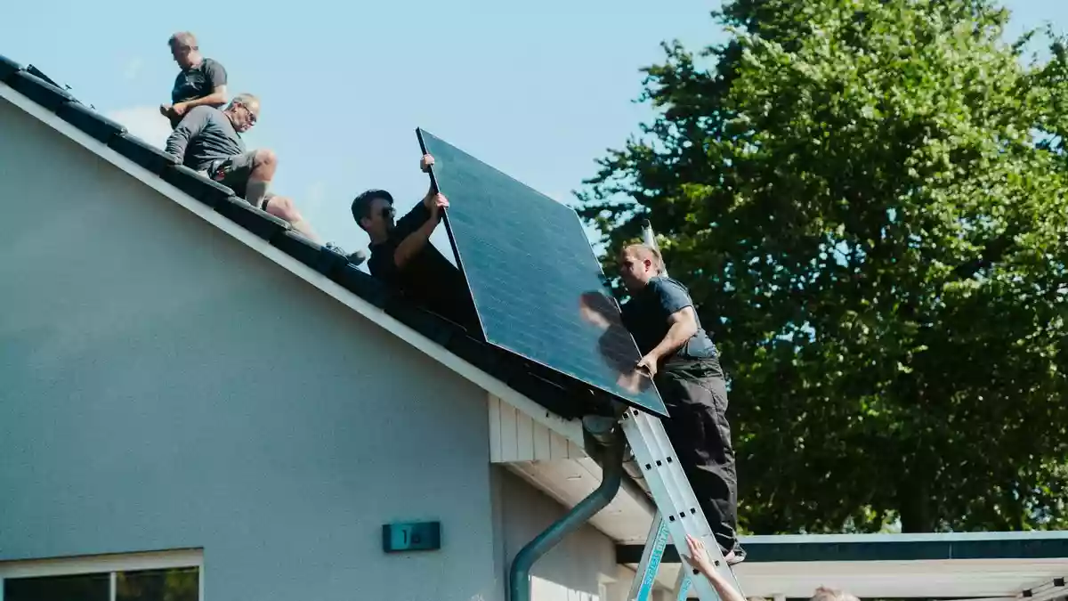 Peeek GmbH: Wie Photovoltaik und moderne Speicher die Energieversorgung unabhängiger machen - Bild: presseportal.de