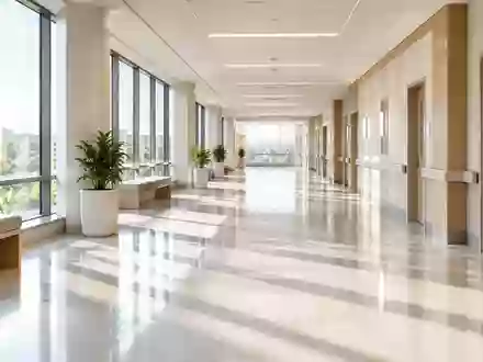 Ein heller, moderner Klinikflur mit neutraler Gestaltung und einfallendem Tageslicht. - Foto: über boerse-global.de