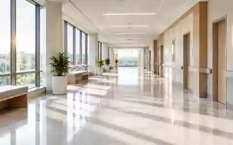 Ein heller, moderner Klinikflur mit neutraler Gestaltung und einfallendem Tageslicht. - Foto: über boerse-global.de