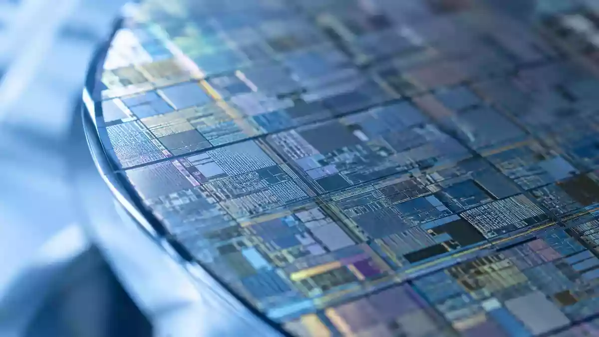 Nahaufnahme einer hochpräzisen Halbleiter-Wafer-Struktur in einer sterilen Laborumgebung. Illustration mit AI erstellt.