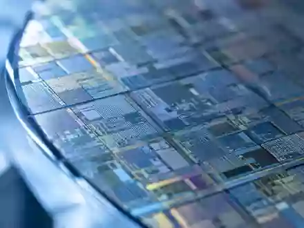 Nahaufnahme einer hochpräzisen Halbleiter-Wafer-Struktur in einer sterilen Laborumgebung. - Foto: über boerse-global.de