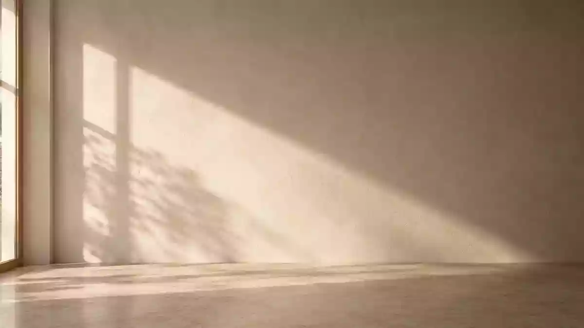Eine minimalistische, sonnendurchflutete Wand mit neutraler Textur in einem ruhigen Innenraum. Illustration mit AI erstellt.