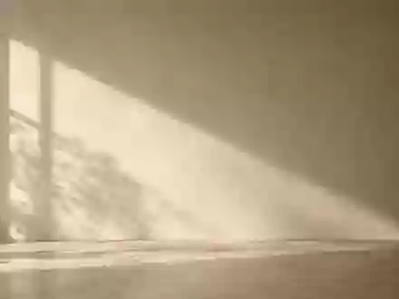 Eine minimalistische, sonnendurchflutete Wand mit neutraler Textur in einem ruhigen Innenraum. - Foto: über boerse-global.de