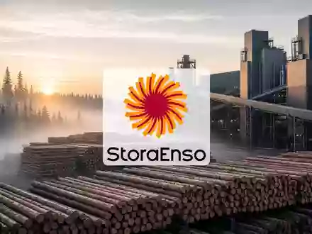Moderne industrielle Holzverarbeitungsanlage in einer Waldlandschaft bei Sonnenaufgang, symbolisiert Stabilität und Wachstum. - Foto: über boerse-global.de