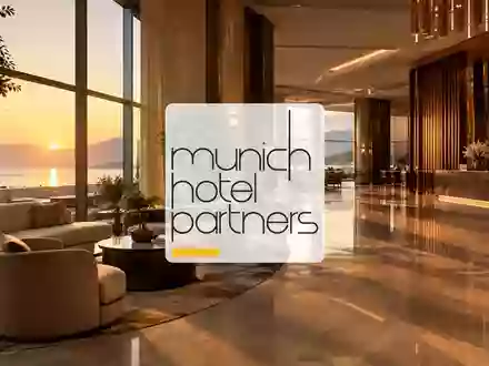 Elegante, modern gestaltete Hotellobby mit atmosphärischer Beleuchtung als Symbol für den Gastgewerbesektor. - Foto: über boerse-global.de