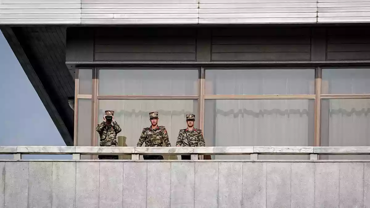 Nordkoreanische Soldaten beobachten Merz. - Bild: Kay Nietfeld/dpa